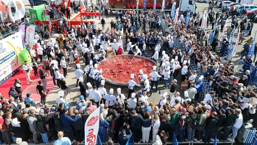 Dev tavada 30 şef pişirdi: Afyon'da yapılan sucuklu yumurta Guinness'e girdi 4 Dev tavada 30 şef pişirdi: Afyon'da yapılan sucuklu yumurta Guinness'e girdi 4