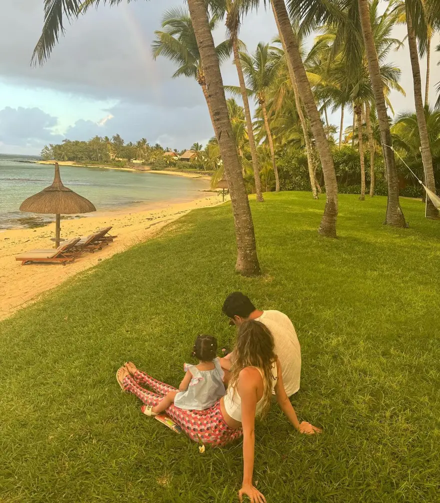 Eşi ve kızlarıyla Mauritius tatiline giden Sinem Kobal'dan yeni kareler 2