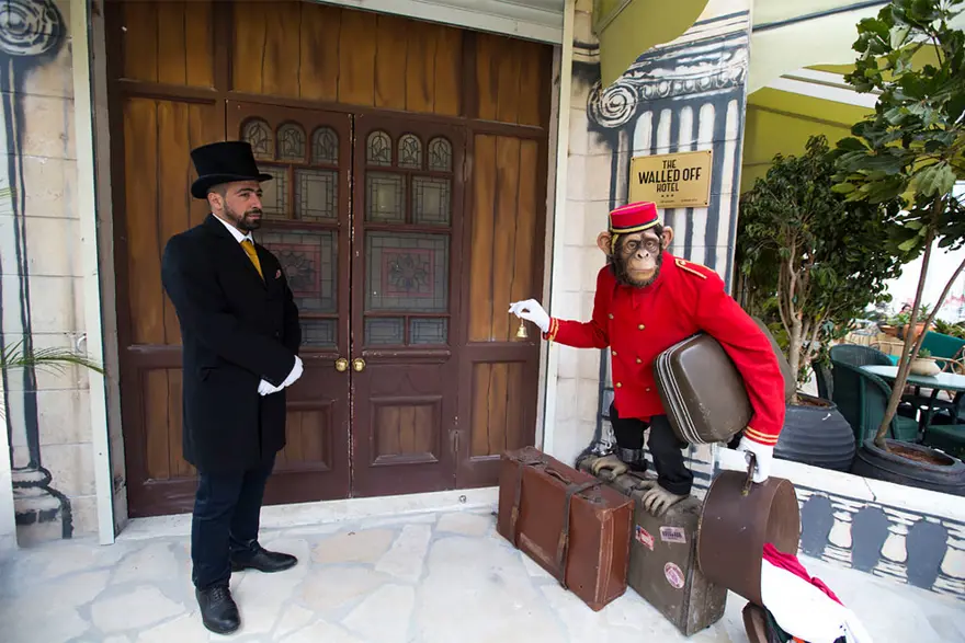 Banksy'den dünyanın en kötü manzaralı oteli 12 Banksy'den dünyanın en kötü manzaralı oteli 12