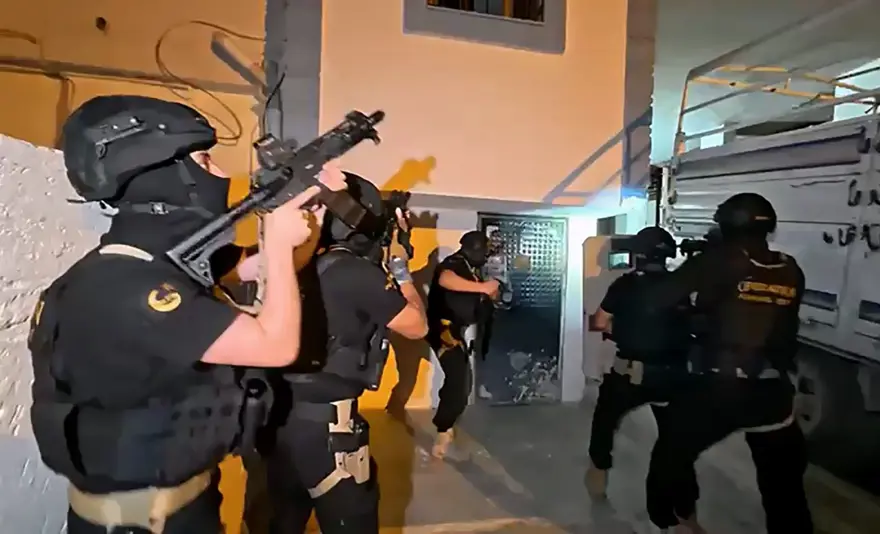 İş insanlarına DAEŞ tehdidi: 19 şüpheli gözaltında 4 İş insanlarına DAEŞ tehdidi: 19 şüpheli gözaltında 4