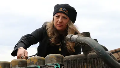 Eşi için oto tamir dükkanı kurmuştu: Boşandıktan sonra dükkanının başına geçti