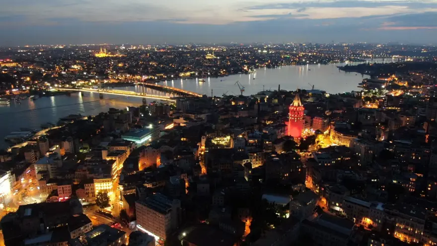İstanbul'un tarihi simgeleri Milli Takım'a destek için Kırmızı-Beyaza büründü 23