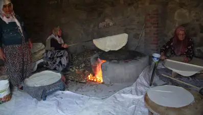Asırlık gelenek, kışlık hazırlıkları başladı:  Her gün sırayla yapıyorlar