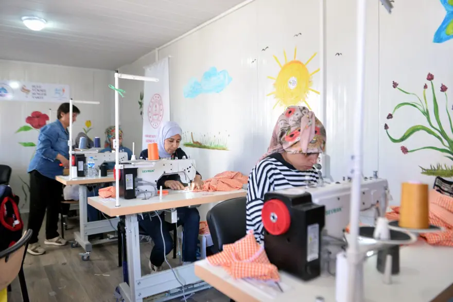 Hatay'da dikilen kıyafetler afetzede kadın ve çocuklara dağıtıldı 2