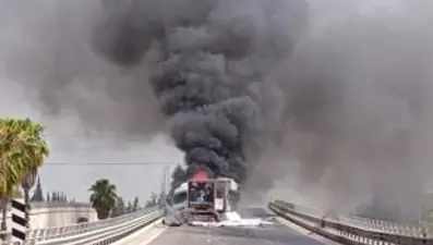Mobilya malzemesi yüklü TIR alev alev yandı