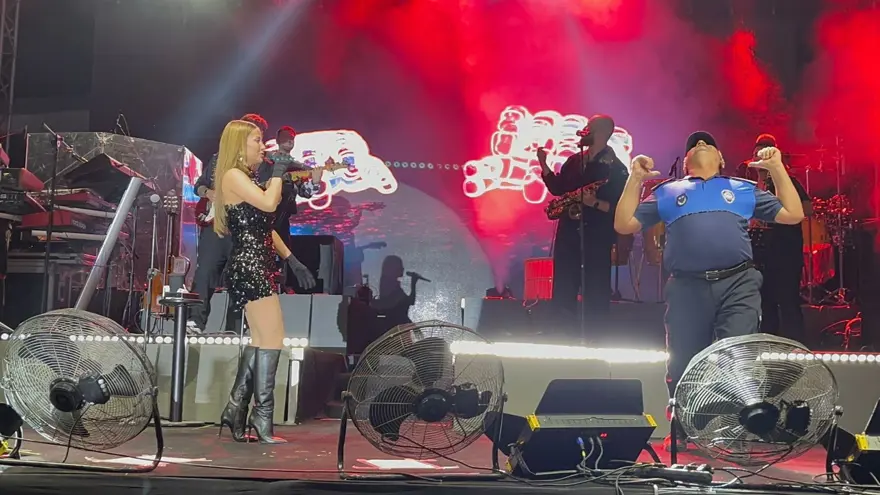 Derya Uluğ'un sahnesinde zabıtadan dans şovu 5