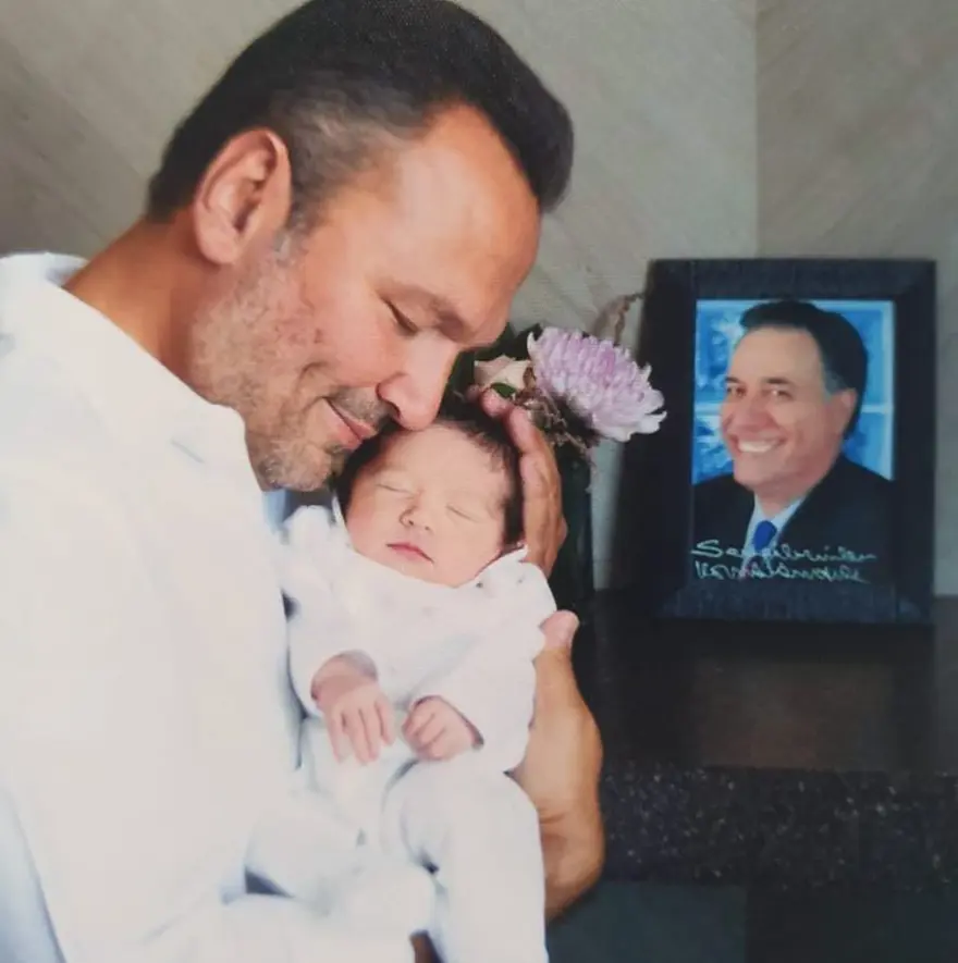 Ali Sunal: Sana olan özlemimi kelimelerle anlatamam (Kemal Sunal kabri başında anıldı) 7