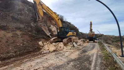 Diyarbakır Eğil'de toprak kayması: Ulaşım kapandı