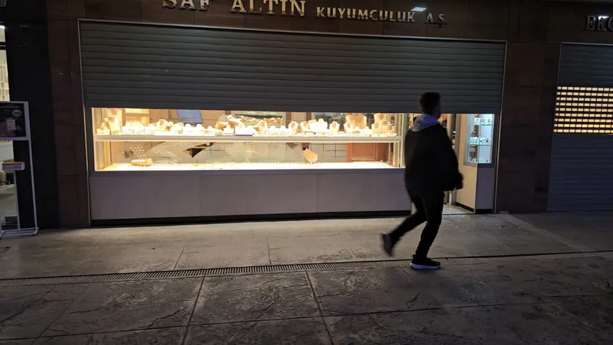 Safranbolu’da nefeskesen hırsız kovalamacası: Kanyona kaçan soyguncular yakalandı, altınlar bulundu 11