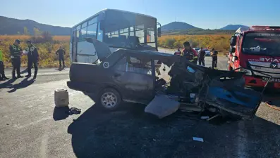 Tarım işçilerini taşıyan midibüs otomobille çarpıştı: 3 ölü, 12 yaralı