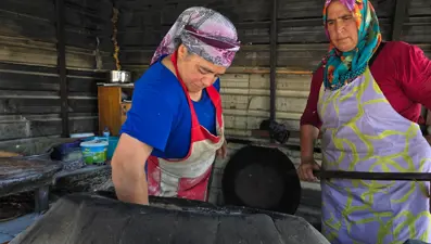 Ekmeklerini ateşten çıkarıyorlar: Sabahın erken saatlerinde tandır mesaisi