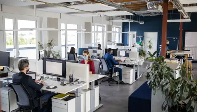 Atom Bank maaş kesintisi yapmadan dört günlük mesaiye geçti