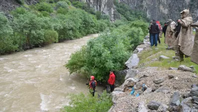 Hakkari'de derede kaybolan genç aranıyor
