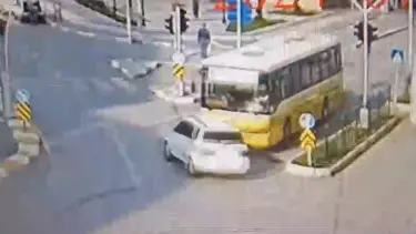 Yolcu otobüsü ile hafif ticari aracın feci kazası: 10 yaralı