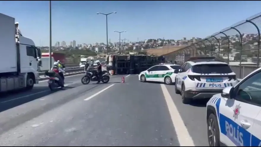 İstanbul'da trafiği kilitleyen kaza: Araçlar adım adım gidiyor 