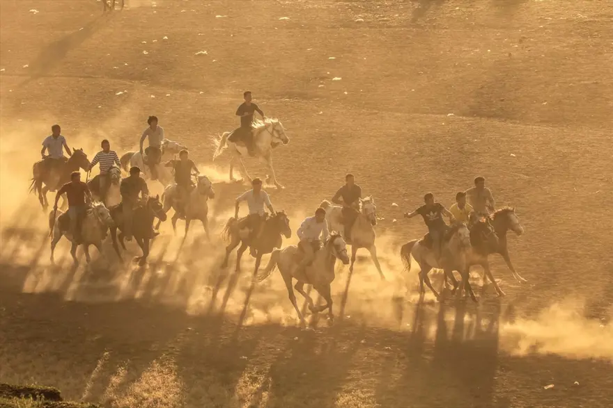 kırgız türkleri, buzkaşı, kökbörü oyunu, oğlak postu kapmaca, ulupamir, erciş 8