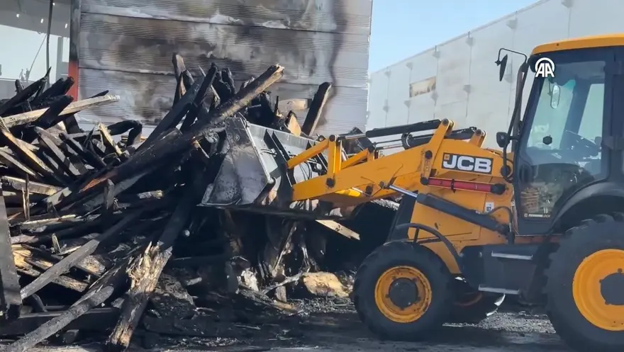 Ankara’dapalet fabrikasında yangın: Bitişikteki fabrikaya da sıçradı, 3 saatte kontrolaltına alındı 4