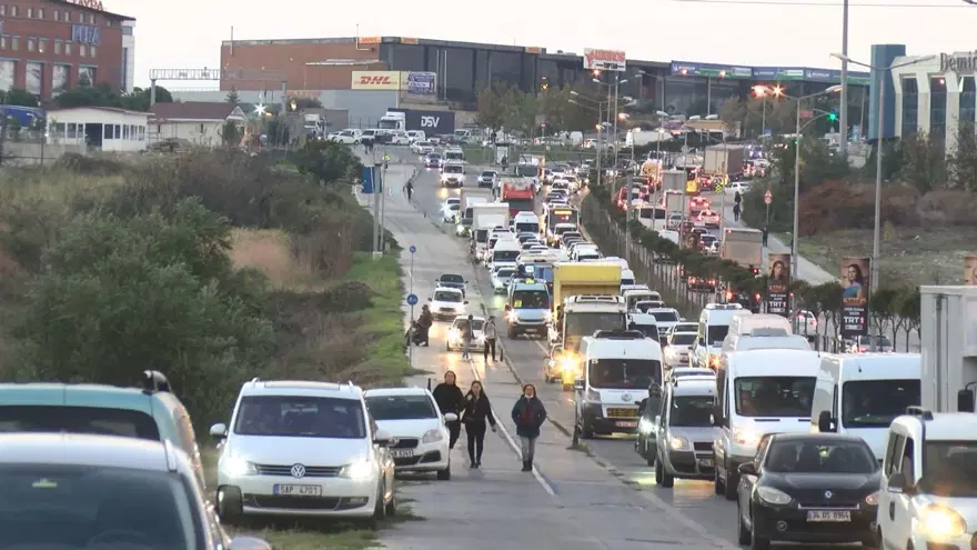 Trafikten kaçmak için kaldırımı üçüncü şerit yaptılar 6 Trafikten kaçmak için kaldırımı üçüncü şerit yaptılar 6