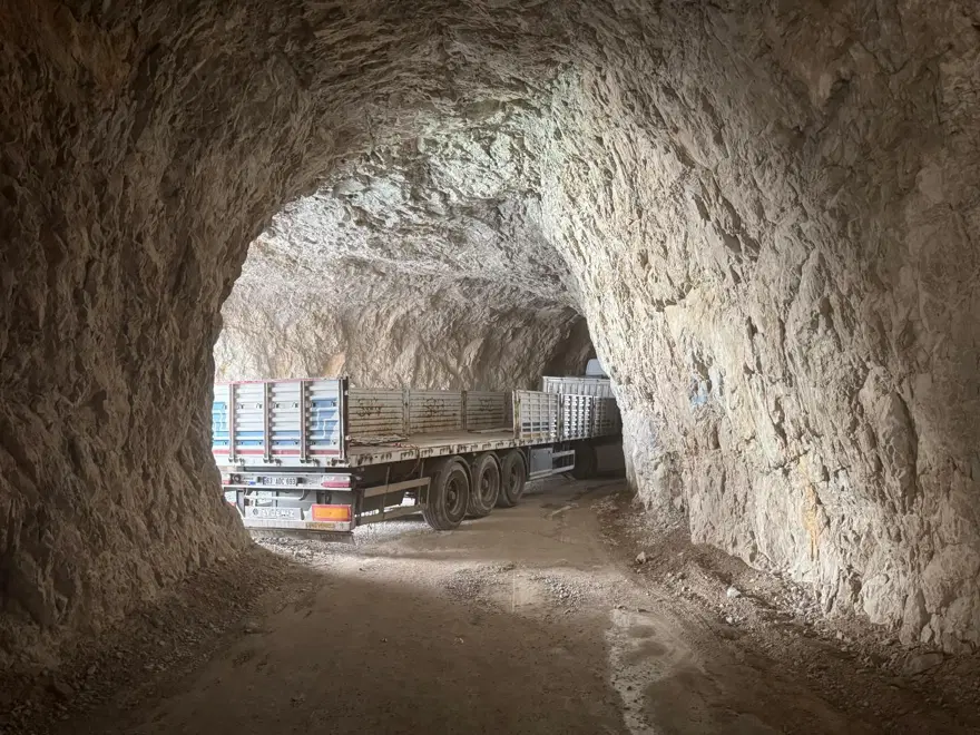 TIR tünelde sıkıştı: Tarihi yol ulaşıma kapandı 5 TIR tünelde sıkıştı: Tarihi yol ulaşıma kapandı 5
