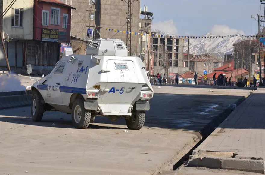 Kimlik kontrolü yapan gruba polis müdahalesi 3