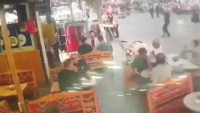 Gaziosmanpaşa'da korku dolu anlar: Motosiklet kafeteryaya daldı