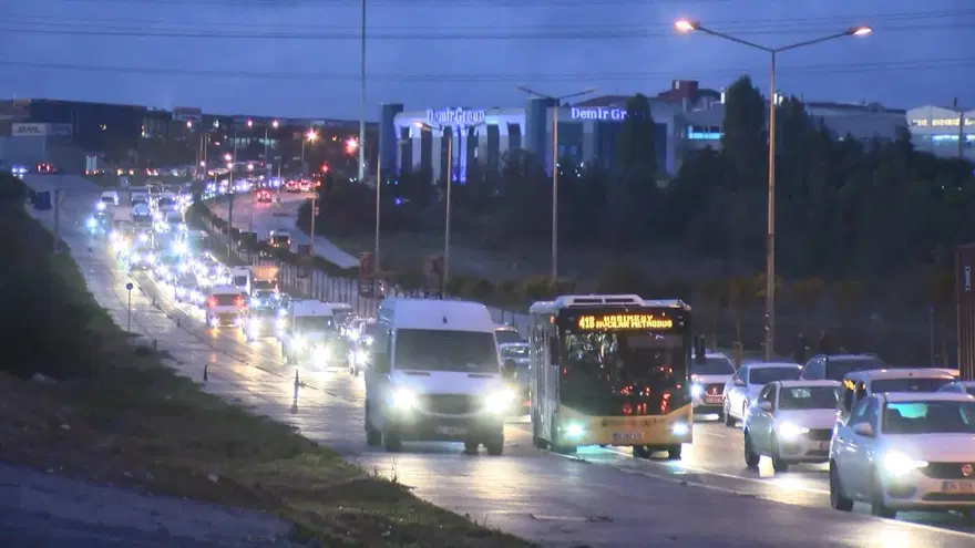 Trafikten kaçmak için kaldırımı üçüncü şerit yaptılar 13 Trafikten kaçmak için kaldırımı üçüncü şerit yaptılar 13