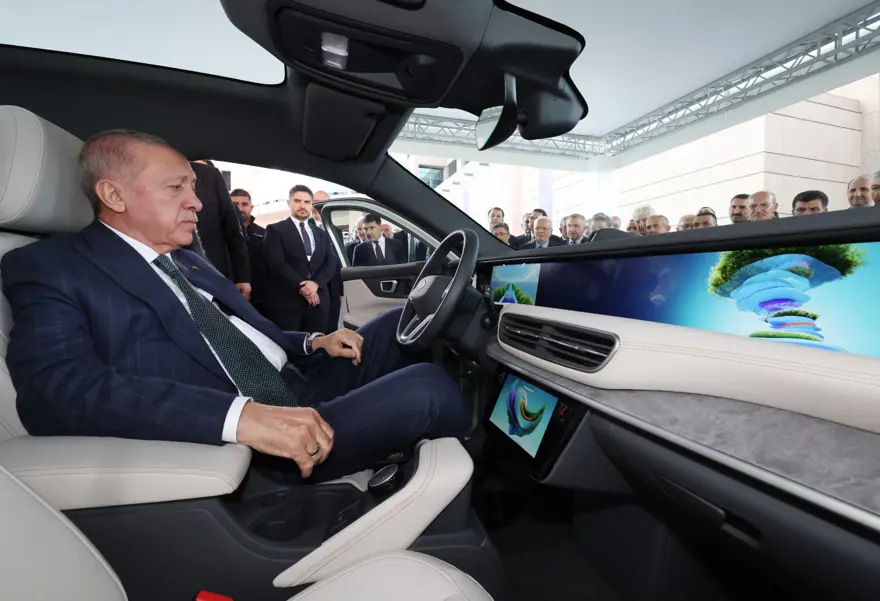 CumhurbaşkanıErdoğan, Togg’un yeni modeli T10F’i inceledi 