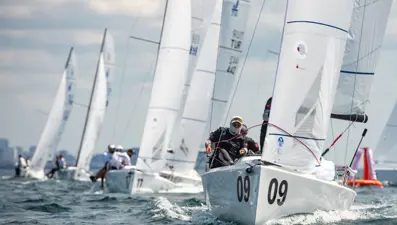 Yelkencilerin rüzgarla mücadelesi başladı