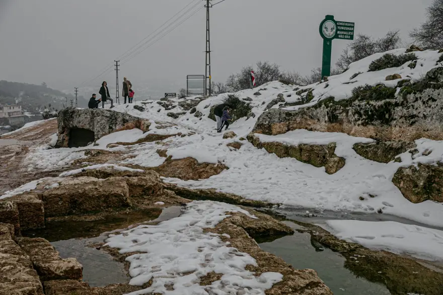 Hatay'da Gelinler Dağı Nekropol Alanı beyaza büründü 18