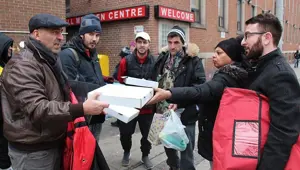 Kanada'da Türk pizzacıdan evsizlere yardım