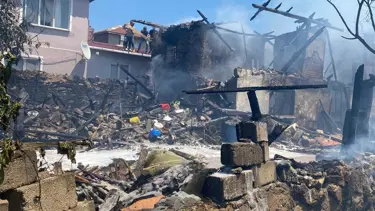 Kırklareli'nde iki katlı evde yangın: İtfaiye eri yaralandı