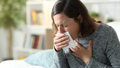 1 ay süren öksürüğü ciddiye almadı, hayatı altüst oldu: 24 yaşındaki genç kadın kanser çıktı