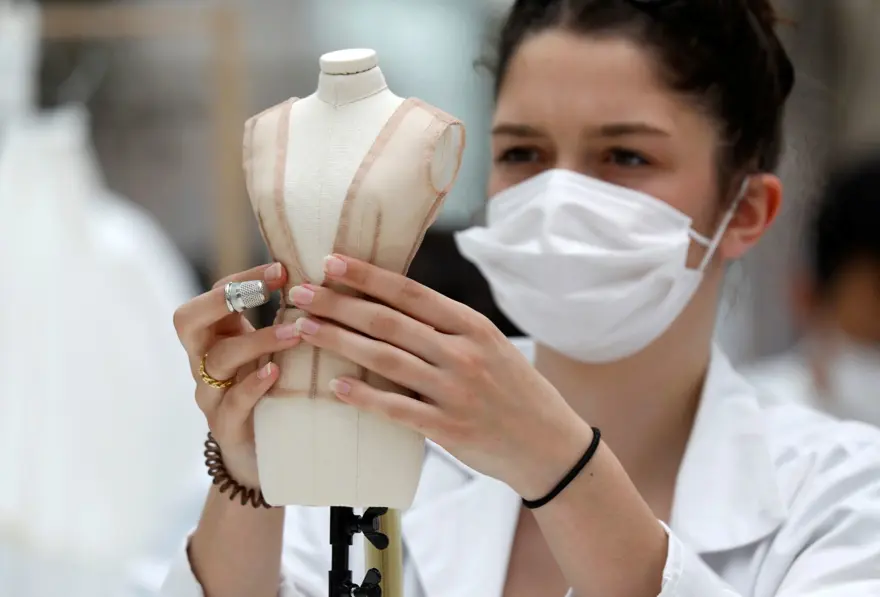 Dior'dan Dijital Moda Haftası için minyatür elbise tasarımları 11