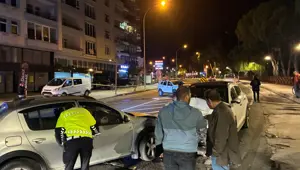 Otomobil jandarma aracına ve otomobile çarptı: 6 yaralı