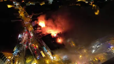 Kebapçıda başladı, çevredeki binaları da yaktı