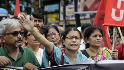 Hindistan'da sendikalar yeni çalışma yasalarına karşı sokağa döküldü