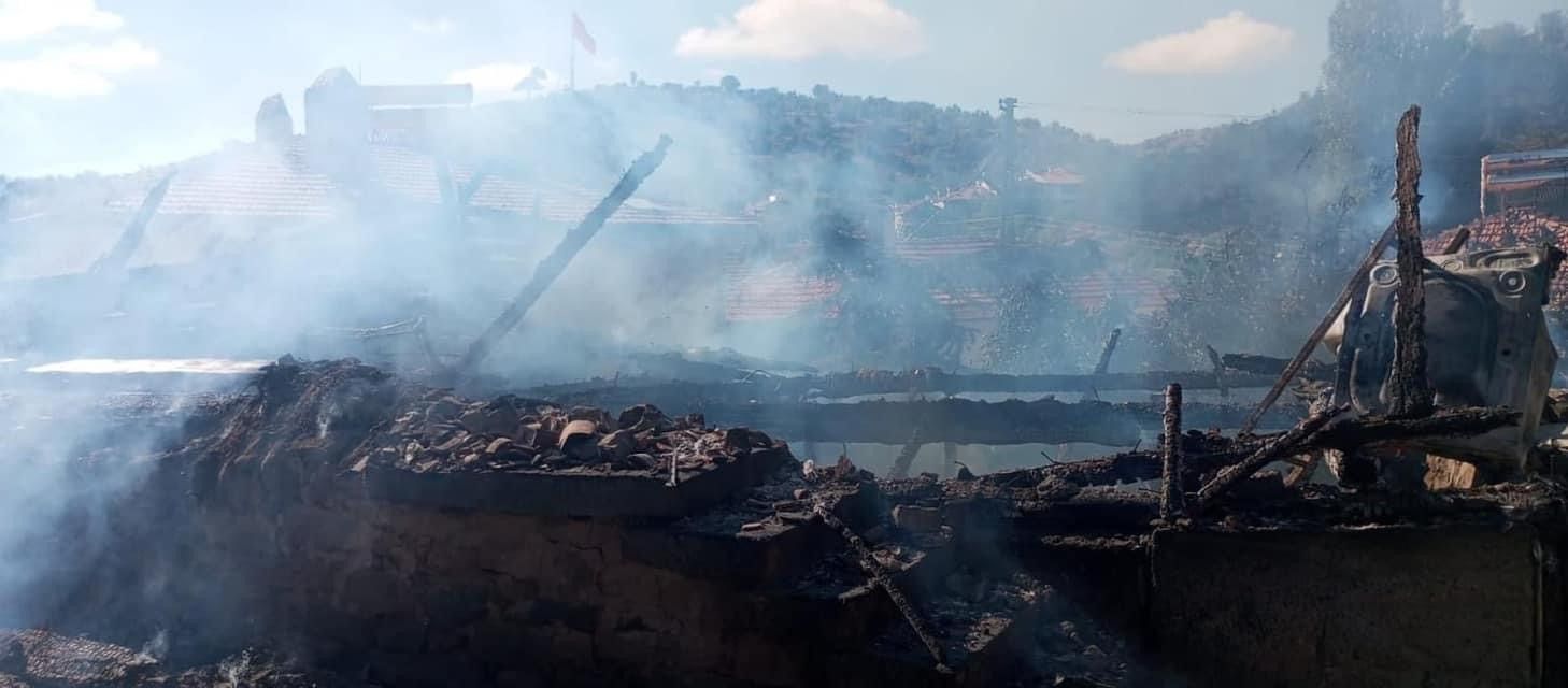Çankırı'da yangın: 3 ev küle döndü