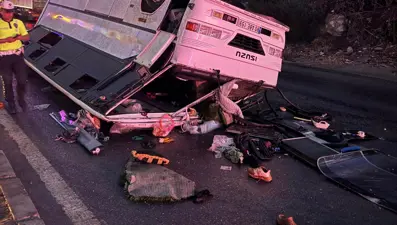 Hatay'da işçileri taşıyan midibüs devrildi: Çok sayıda yaralı var
