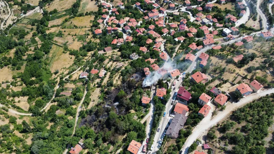 Antalya'da yangın: Alevler evlere sıçradı Antalya'da yangın: Alevler evlere sıçradı