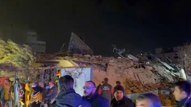 Konya'da 3 katlı bina çöktü | 2 kişi yaralı kurtuldu: 5 kişiyi arama çalışması sürüyor