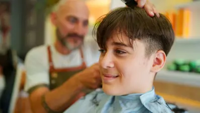 Tüm dünyada yeniden popüler olan saç stili, hastalık yayıyor