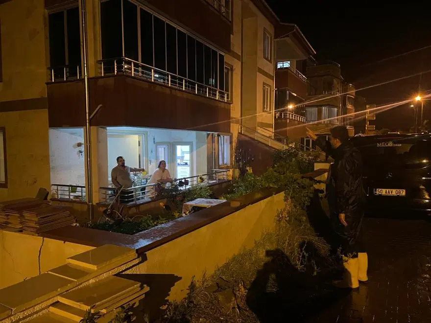 Kuvvetli sağanak birçok ilde hayatı felç etti: Sele kapılan 3 kişi hayatını kaybetti, 1 bebek kayıp 57