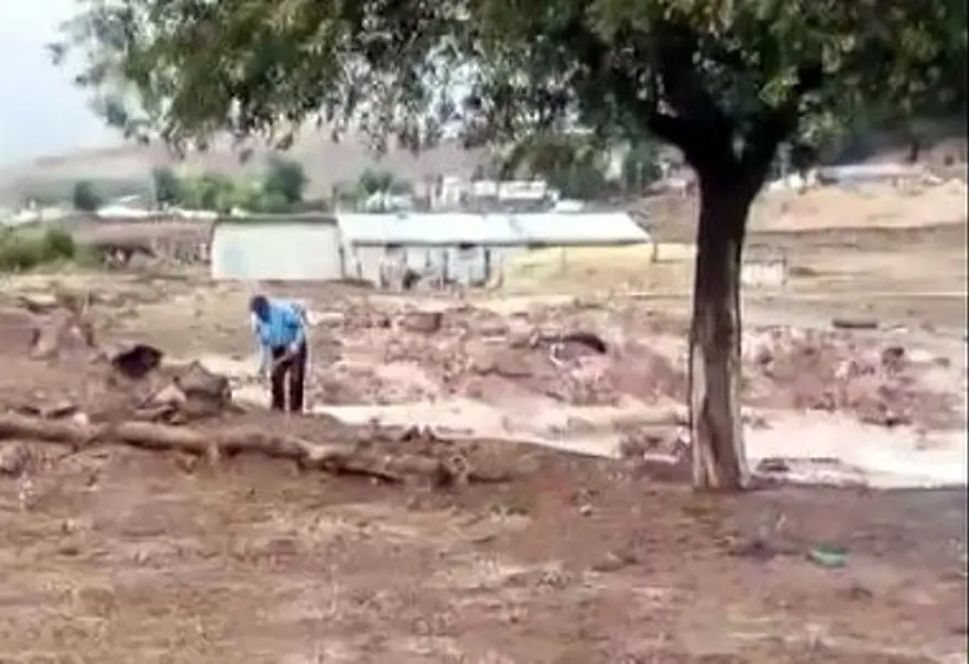 Bitlis’i sel vurdu:Evler sular altında kaldı 3 Bitlis’i sel vurdu:Evler sular altında kaldı 3