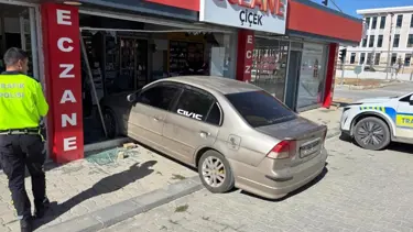 El freni çekilmeyen araç eczaneye girdi