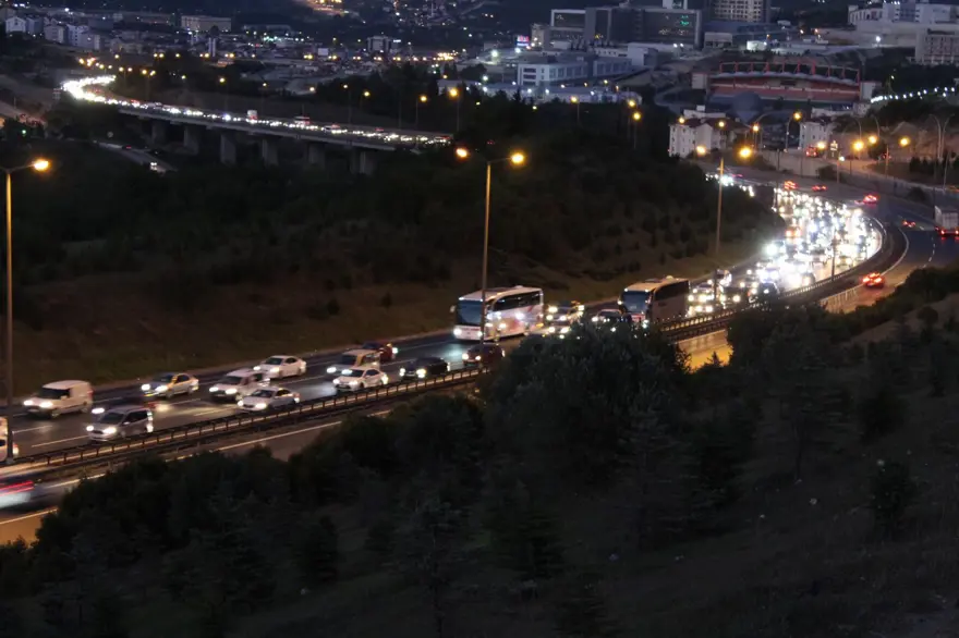 Bayram dönüşü trafik yoğunluğu 5