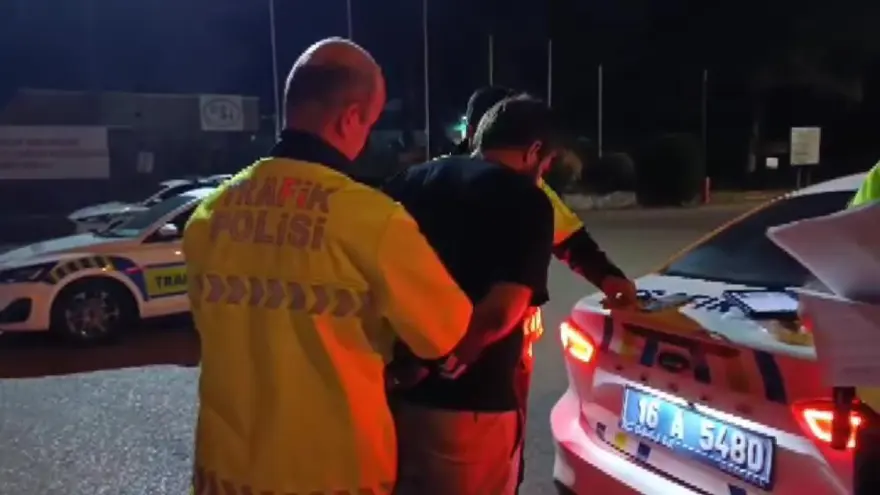 Polis çevirmesinde TC kimlik numarası oyunu: Parmak izi ele verdi Polis çevirmesinde TC kimlik numarası oyunu: Parmak izi ele verdi