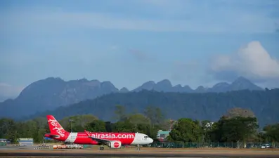 Havada kriz: Yolcu uçağın kapısını açmaya çalıştı, görevliyi darp etti