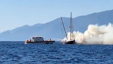 Bodrum açıklarında panik: Yanarak battı