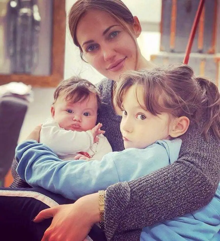 Meryem Uzerli ve kızları 1