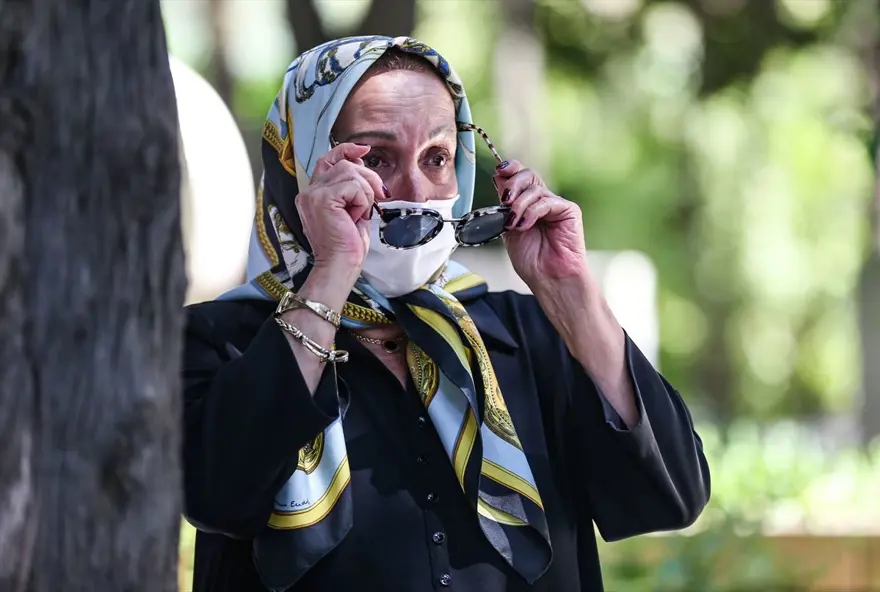 Ali Sunal: Sana olan özlemimi kelimelerle anlatamam (Kemal Sunal kabri başında anıldı) 11